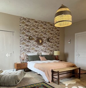 5 bedrooms, iron/ironing board, WiFi, bed sheets