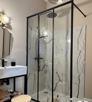 Een douche, een haardroger, handdoeken, zeep