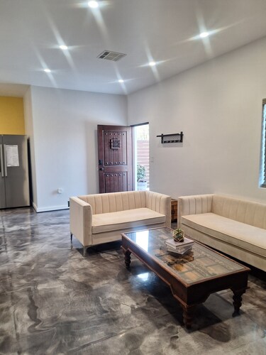 Charming 2-bedroom house with WiFi, AC in Azusa

