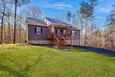Luxe comfort  two-story home with Game Room and Firepit on private cul-desac