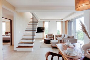 Apartment, 3 Schlafzimmer, Balkon | Wohnbereich | Fernseher