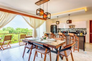 Appartement, 2 chambres, balcon | Repas dans la chambre