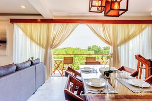 Apartment, 2 Bedrooms, Balcony | In-room dining