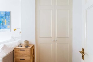 2 dormitoris, escriptori, planxa i posts de planxar i Internet 