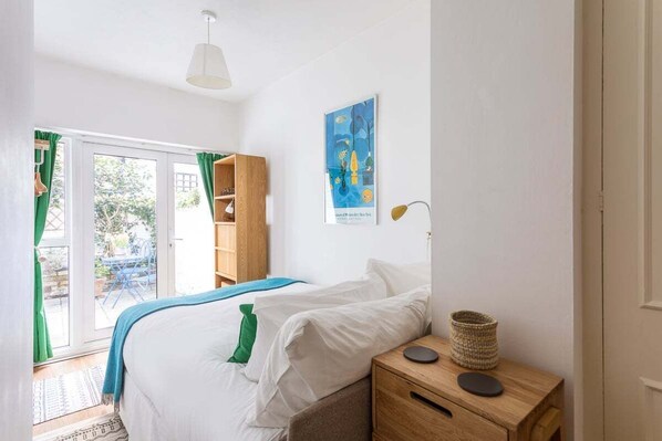 2 bedrooms, desk, iron/ironing board, Internet