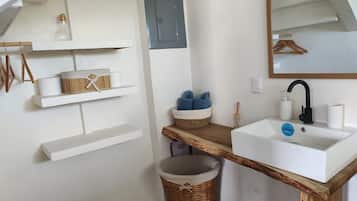 Toallas, jabón, papel higiénico