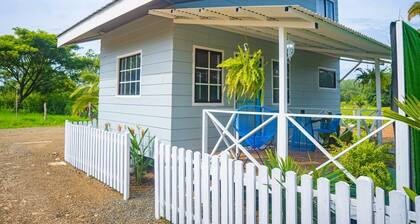 Charming fully furnished loft-style apartment, queen-size bed & air conditioner