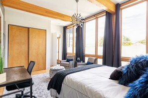 4 bedrooms, desk, iron/ironing board, travel cot