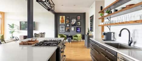 Køleskab, mikrobølgeovn, ovn, kogeplade