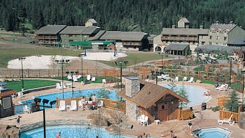 Utomhuspool och uppvärmd pool