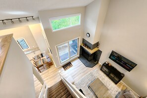Smart TV, fireplace, books - Toby Creek Loft,  lower village, close to Village gondola and Toby chairlift (Panorama)