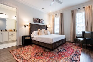 3 habitaciones, escritorio y tabla de planchar con plancha 