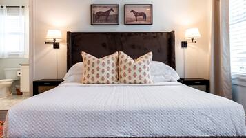 3 quartos, escrivaninha, ferros/tábuas de passar roupa, berço de viagem