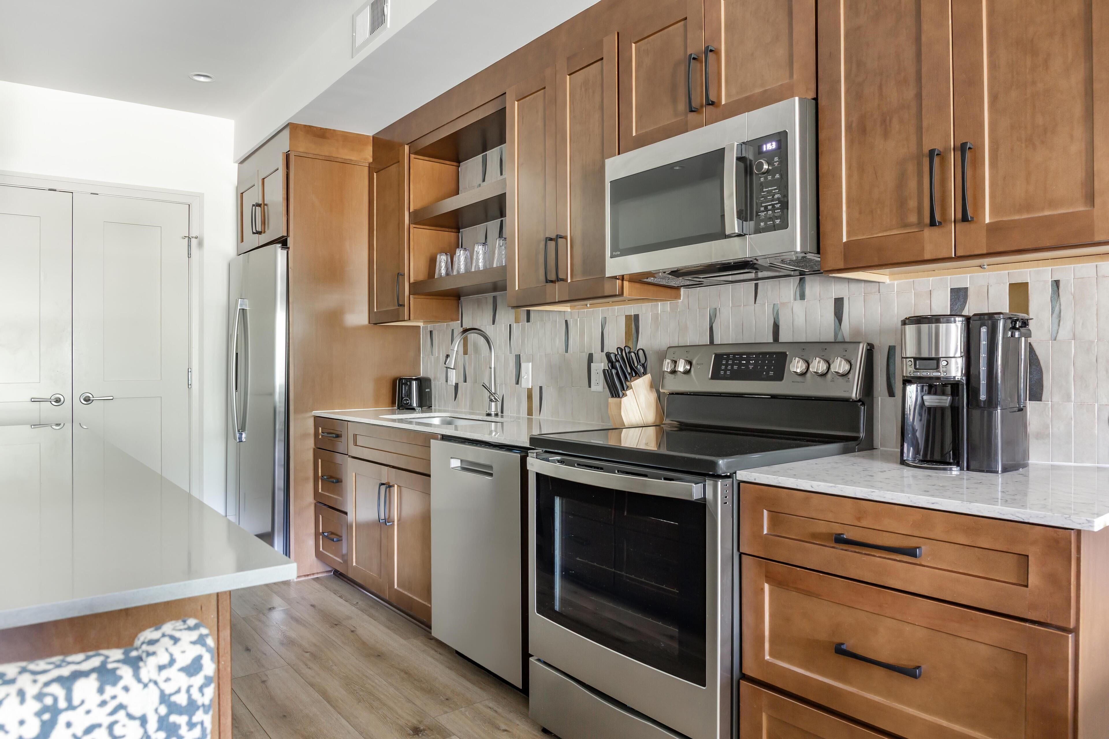 Refrigerador, microondas, placa de cocina, cafetera/tetera