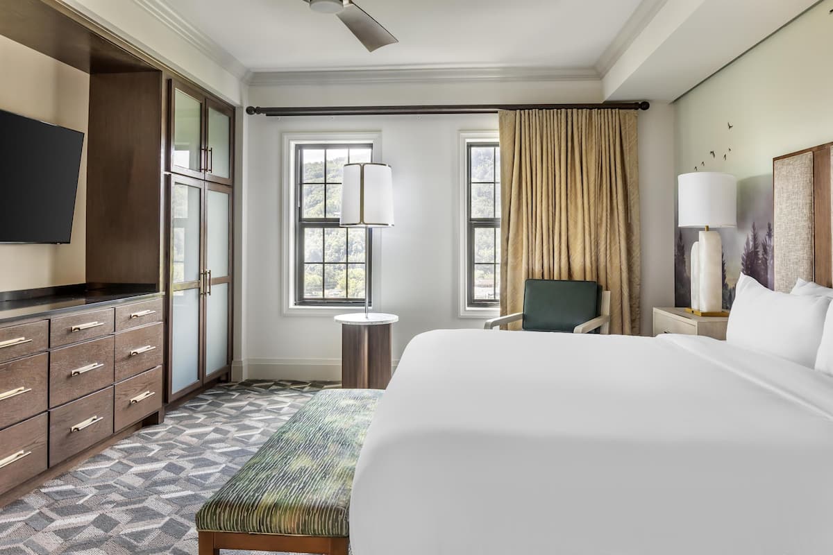 Sengetøy av topp kvalitet, safe på rommet og strykejern/-brett