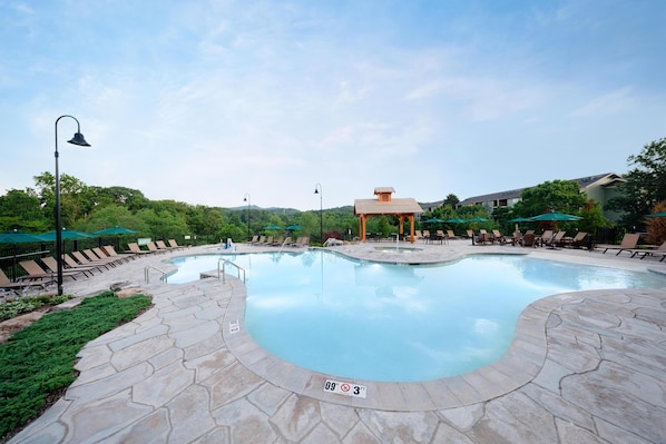 Piscina interna, 3 piscinas externas, guarda-sóis, espreguiçadeiras