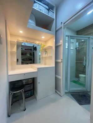 Shower, hair dryer, bidet, towels - 5BR House with Centralized AC, Backyard & Office (Roxas City)