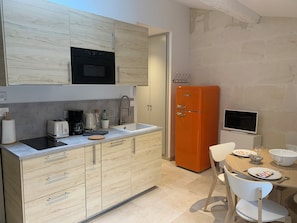 Fridge, microwave, stovetop, dishwasher