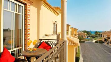 Apartment | Outdoor dining