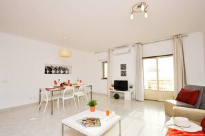 Dining - Apartment in Albufeira Near Sea Beach (Albufeira)