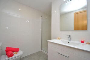 Bathroom - Villa in Armacao de Pera With Garden (Silves)