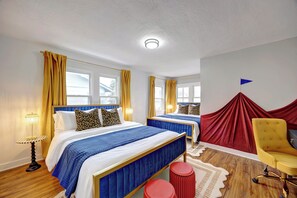 4 室のベッドルーム、デスク、アイロン / アイロン台、旅行用ベビーベッド