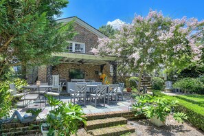 تناول الطعام بالخارج