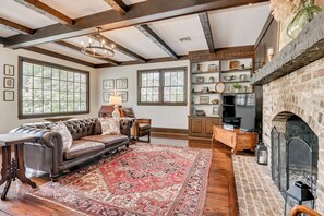 Living area - Spacious 4-bedroom House in best neighborhood in Augusta.  1.5 miles to course (Augusta)