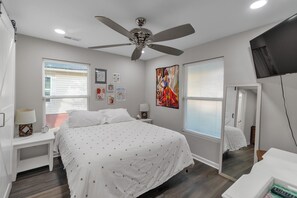 3 habitaciones, tabla de planchar con plancha, wifi y ropa de cama