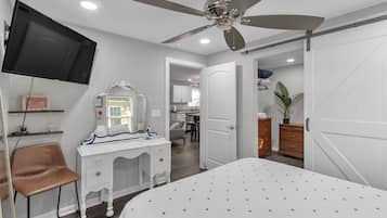 3 bedrooms, iron/ironing board, WiFi, bed sheets