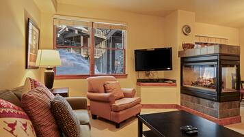 Televisión y chimenea