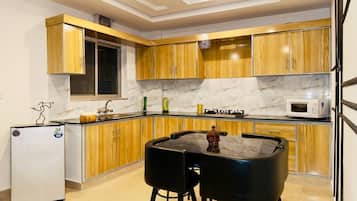 Fridge, microwave, stovetop, cookware/dishes/utensils