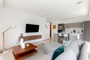 Appartement, 2 chambres | Aire de séjour | Téléviseur à écran plat