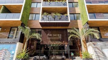 Vista frontal de la propiedad