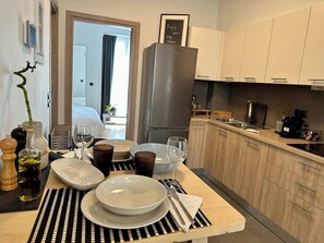 Kühlschrank, Ofen, Wasserkocher mit Kaffee-/Teezubehör, Toaster