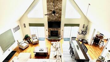 Smart TV, caminetto, videogiochi, lettore DVD