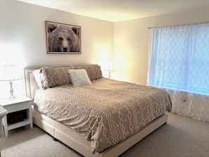 5 bedrooms, desk, iron/ironing board, travel crib