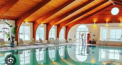 Spacious 5 BDRM Masthope Chalet with Private Movie Theater & AWESOME Game Room