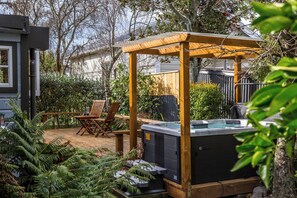 Outdoor spa tub - Cozy cottage just off SH2 with easy driving to other villages in the Wairarapa. (Featherston)