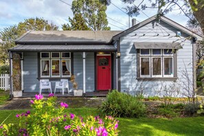 Exterior - Cozy cottage just off SH2 with easy driving to other villages in the Wairarapa. (Featherston)
