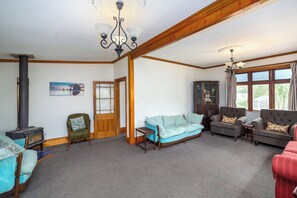 Living area - Cozy cottage just off SH2 with easy driving to other villages in the Wairarapa. (Featherston)
