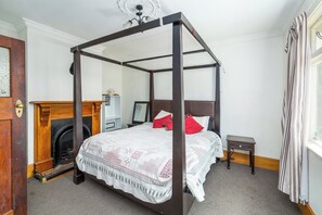 3 bedrooms, WiFi, bed sheets - Cozy cottage just off SH2 with easy driving to other villages in the Wairarapa. (Featherston)