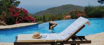 Traditional finca with sunset, infinity pool & privacy