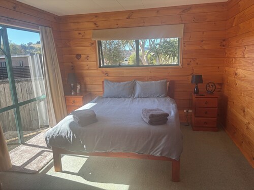 Come & relax in our fully fenced home away from home - 3 min walk to Cooks Beach