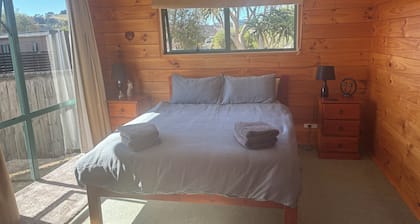 Come & relax in our fully fenced home away from home - 3 min walk to Cooks Beach