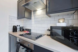 Geladeira, micro-ondas, fogão, cooktop
