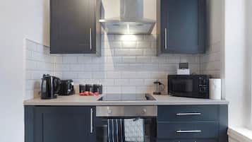 Køleskab, mikrobølgeovn, ovn, kogeplade