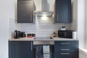 Fridge, microwave, oven, stovetop - New! 4BR in Spencer Street (Tyne and Wear)