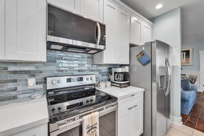 Frigorífico, microondas, horno y placa de cocina