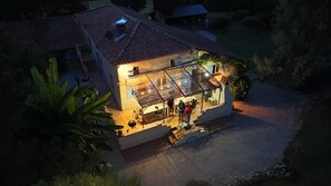 A two-story house with a covered patio and a swimming pool. - Les Grands Maitres (Montesquieu)